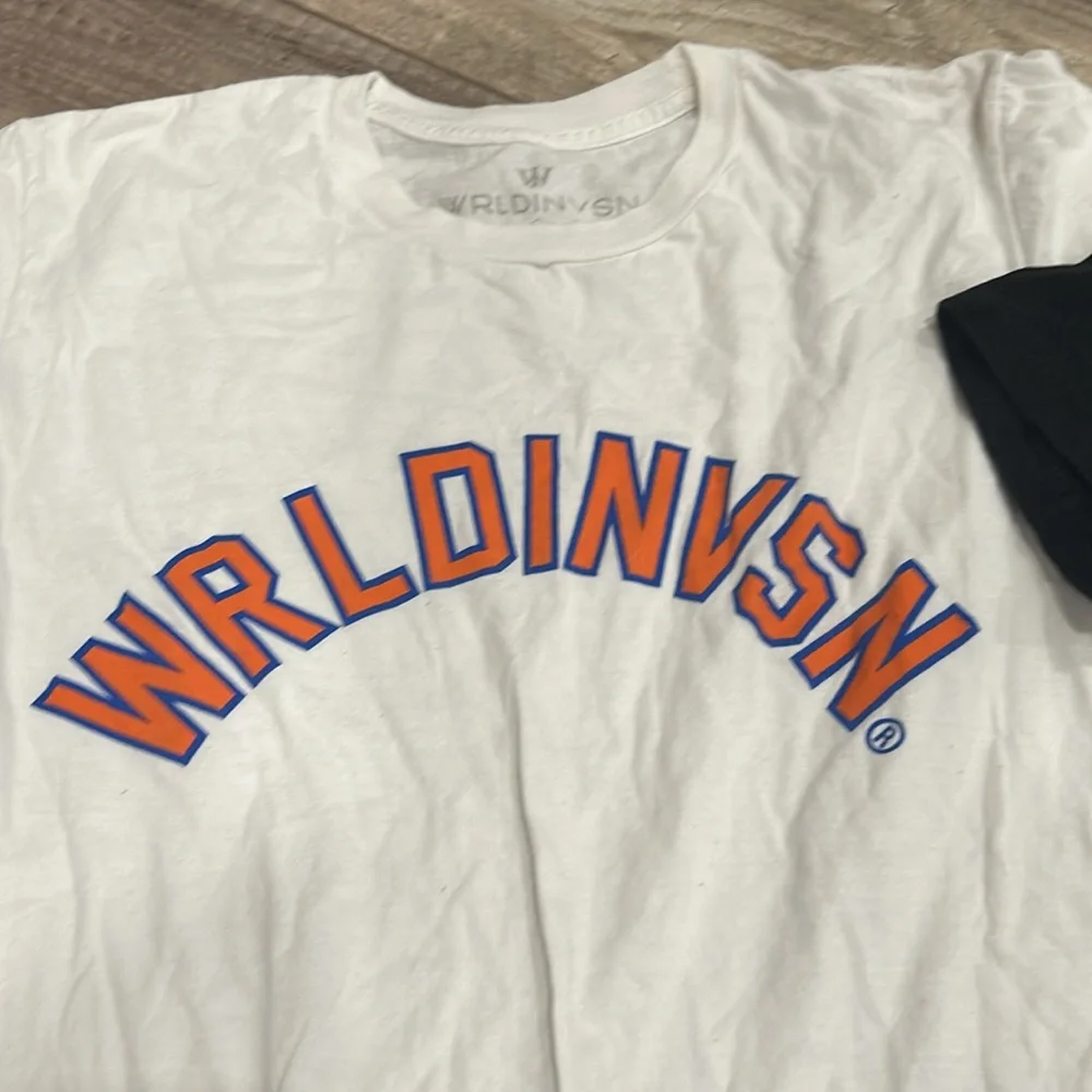 🚫SOLD🚫Graphic T-Shirt Bundle - Picture 2 of 4